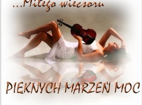 Kobieta ze skrzypcami miłego wieczoru